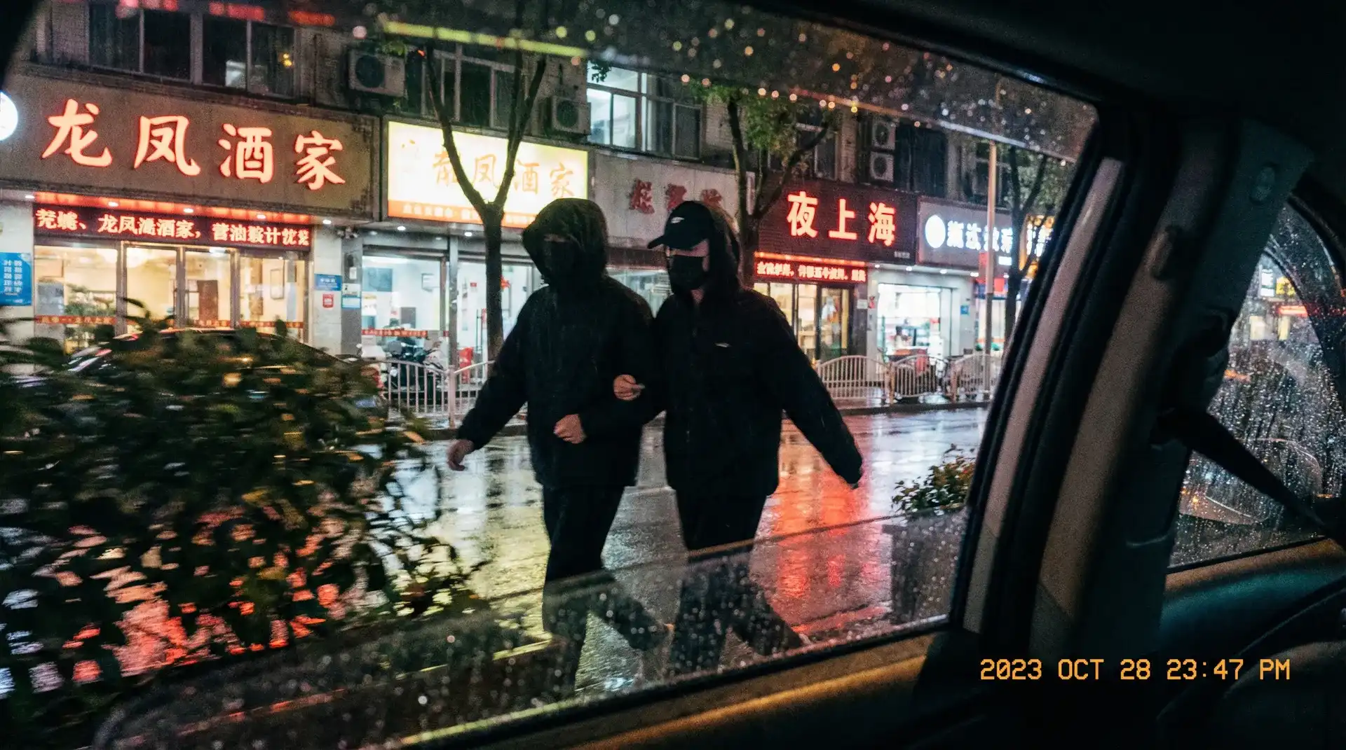 皇冠体育网站 - 顶流明星深夜密会现场抓拍照片